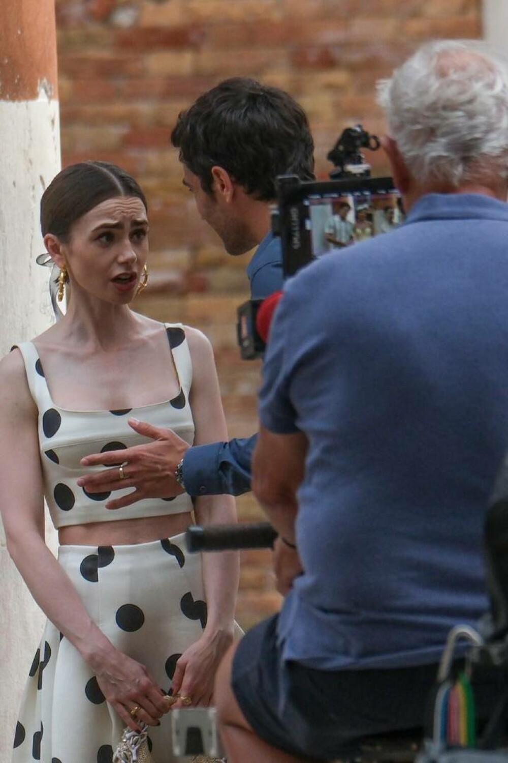 Primele imagini din sezonul 5 al serialului „Emily in Paris”. Ținutele impresionante purtate de Lily Collins. GALERIE FOTO - Imaginea 13