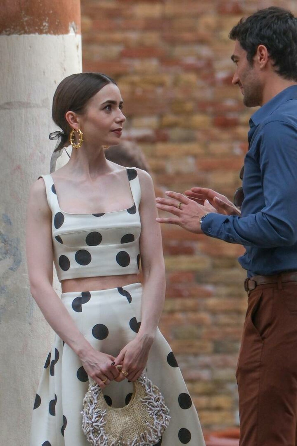 Primele imagini din sezonul 5 al serialului „Emily in Paris”. Ținutele impresionante purtate de Lily Collins. GALERIE FOTO - Imaginea 14