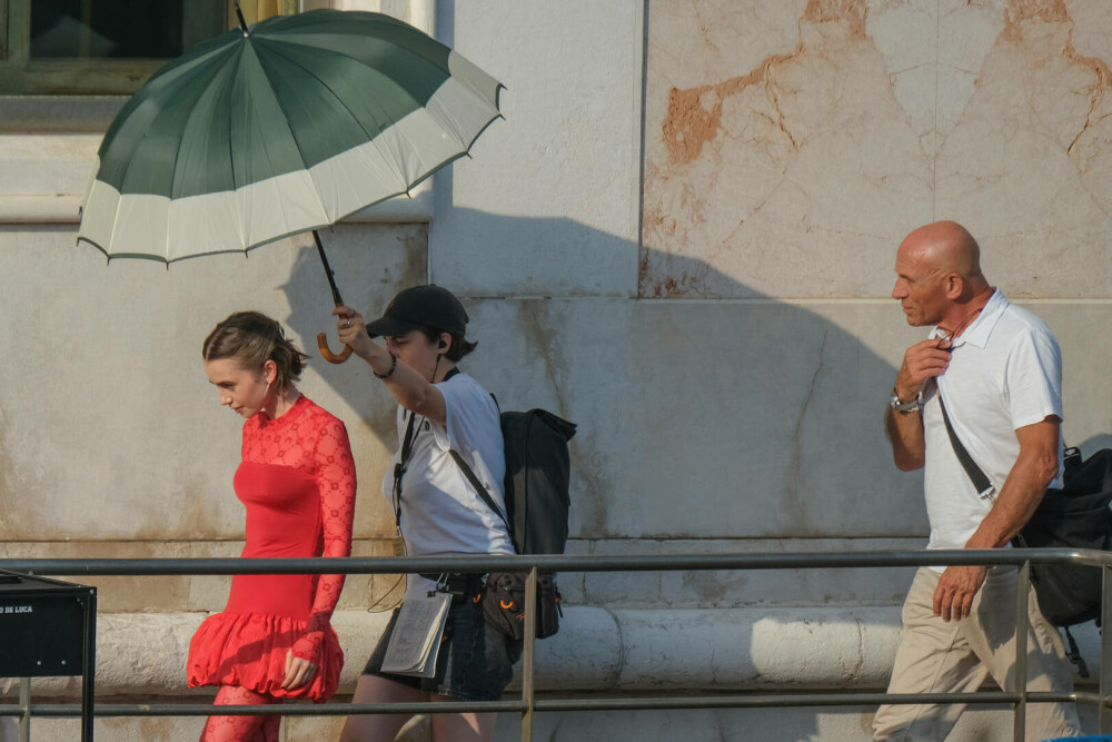 Primele imagini din sezonul 5 al serialului „Emily in Paris”. Ținutele impresionante purtate de Lily Collins. GALERIE FOTO - Imaginea 15