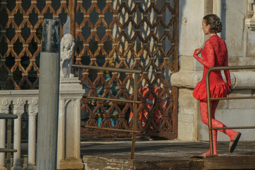 Primele imagini din sezonul 5 al serialului „Emily in Paris”. Ținutele impresionante purtate de Lily Collins. GALERIE FOTO - Imaginea 17