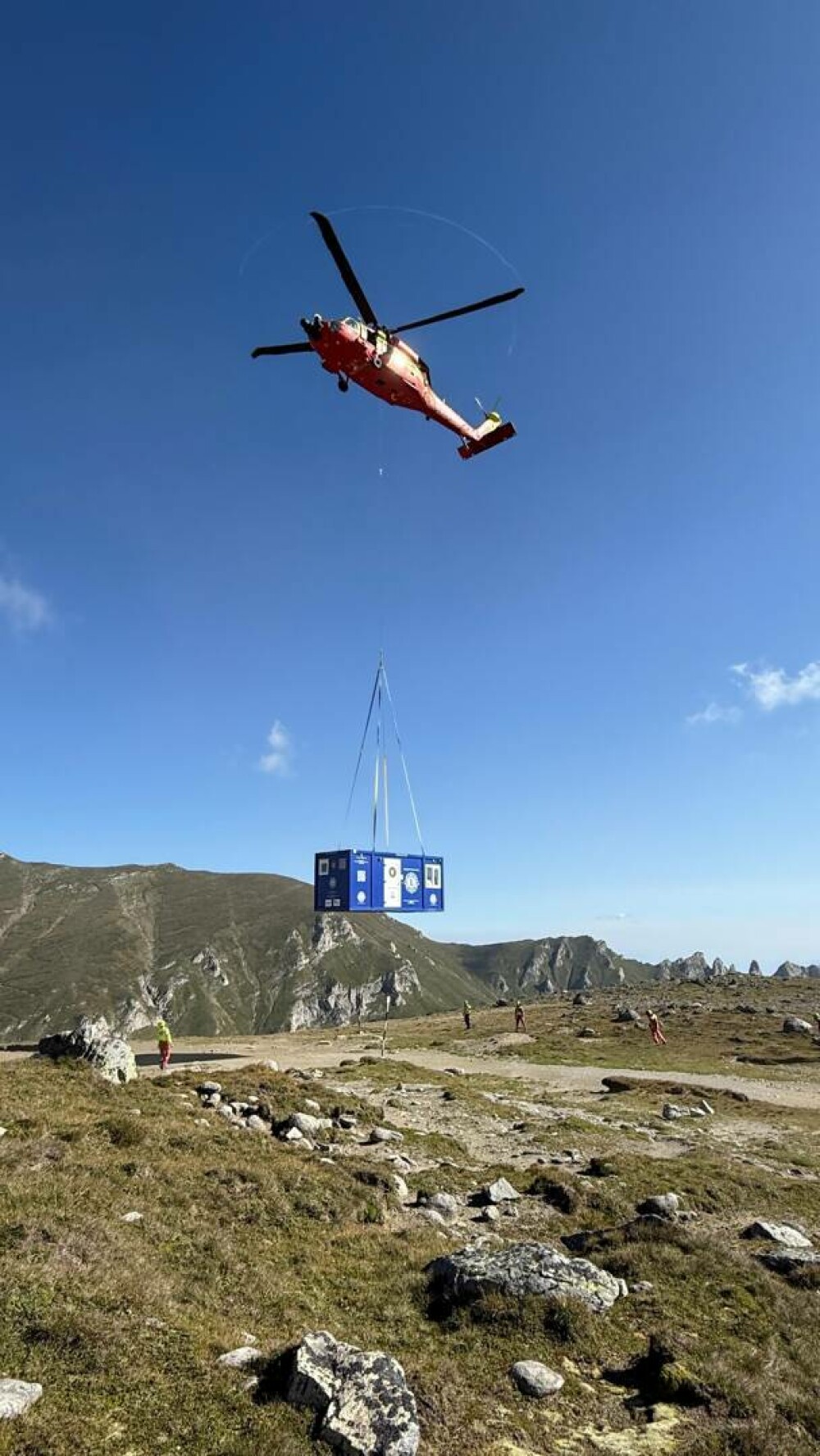 Primul refugiu montan amplasat în Bucegi, pe traseul spre Vârful Omu. Este dotat cu pături, apă și sistem de încălzire | FOTO - Imaginea 7