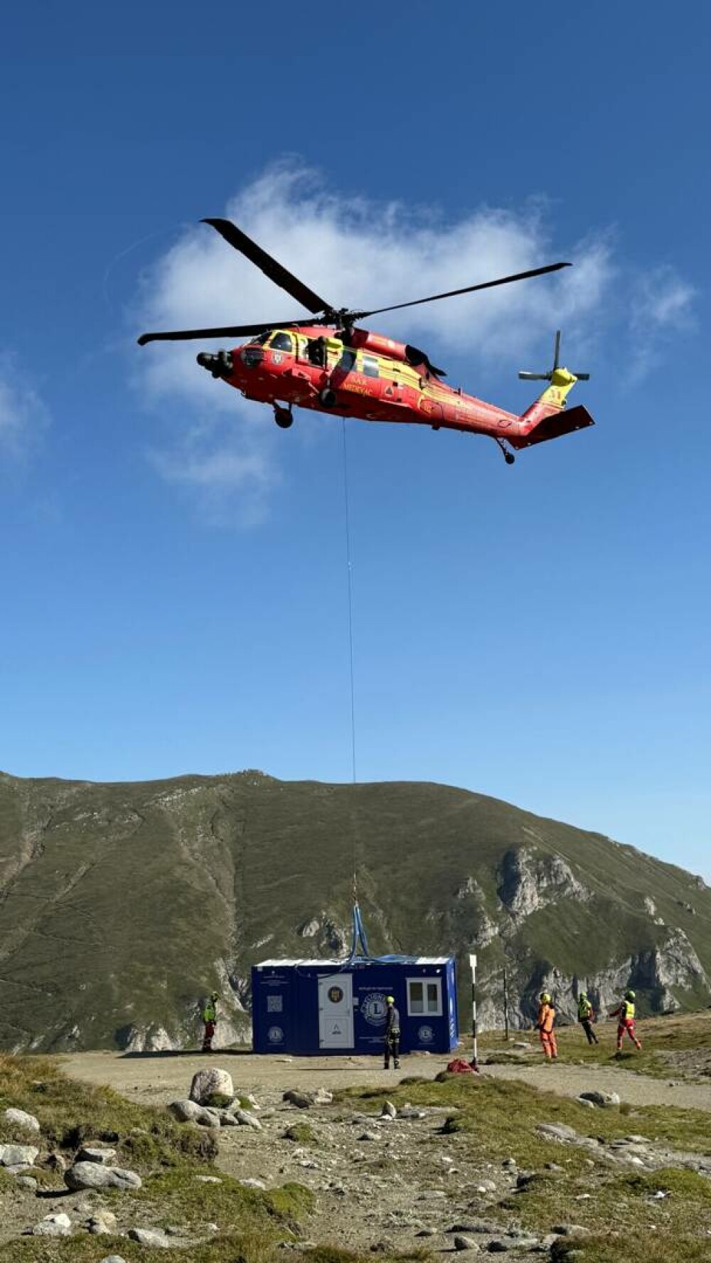 Primul refugiu montan amplasat în Bucegi, pe traseul spre Vârful Omu. Este dotat cu pături, apă și sistem de încălzire | FOTO - Imaginea 8