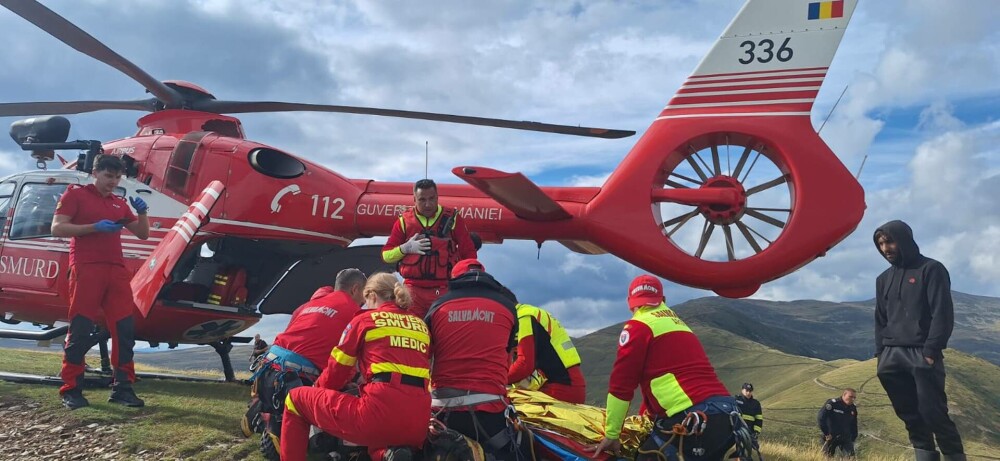 Tragedie în Argeș. Patru persoane au murit după ce o mașină a căzut în prăpastie. Un supraviețuitor, preluat cu elicopterul - Imaginea 2