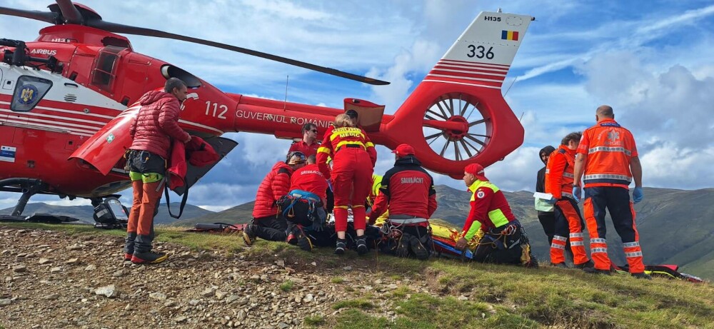 Tragedie în Argeș. Patru persoane au murit după ce o mașină a căzut în prăpastie. Un supraviețuitor, preluat cu elicopterul - Imaginea 3