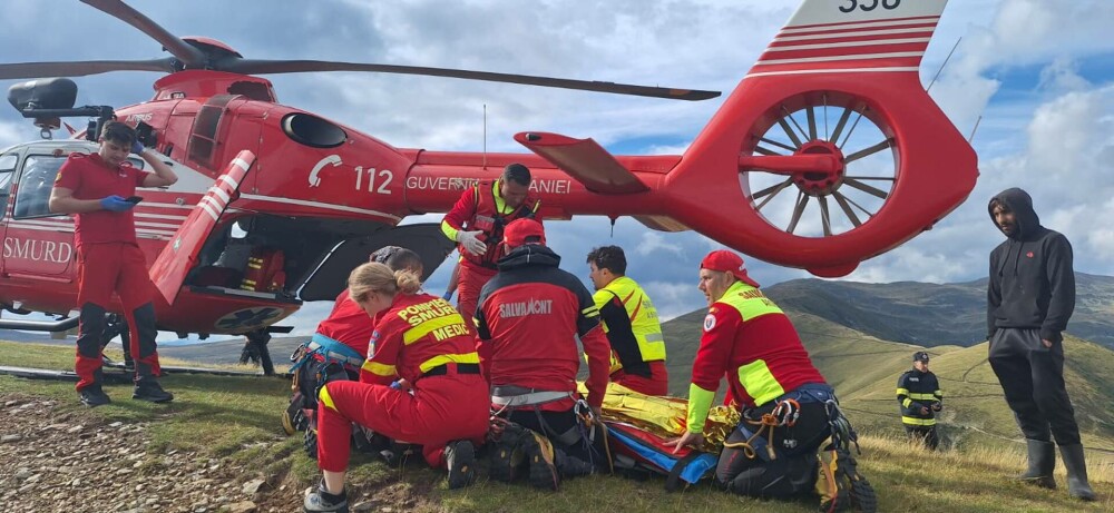 Tragedie în Argeș. Patru persoane au murit după ce o mașină a căzut în prăpastie. Un supraviețuitor, preluat cu elicopterul - Imaginea 4