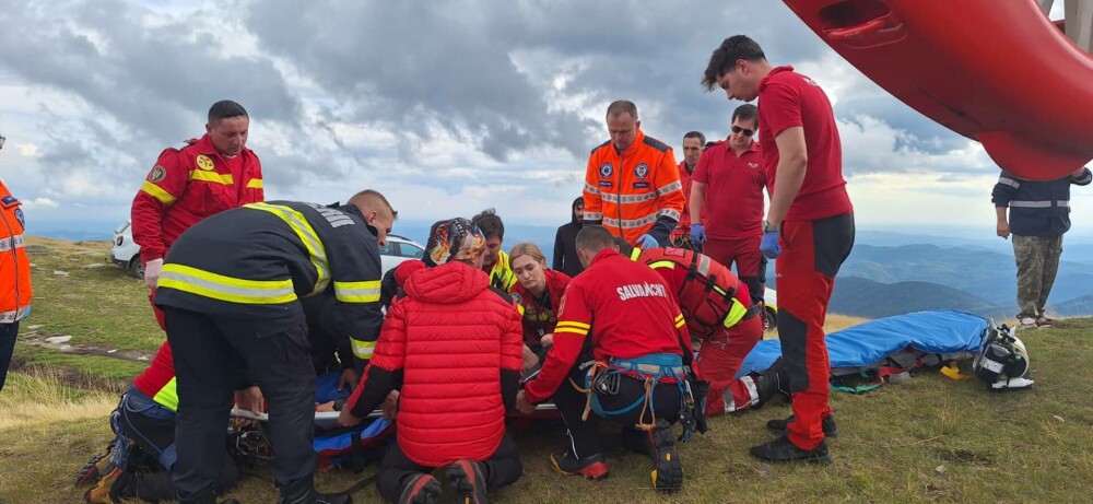 Tragedie în Argeș. Patru persoane au murit după ce o mașină a căzut în prăpastie. Un supraviețuitor, preluat cu elicopterul - Imaginea 5