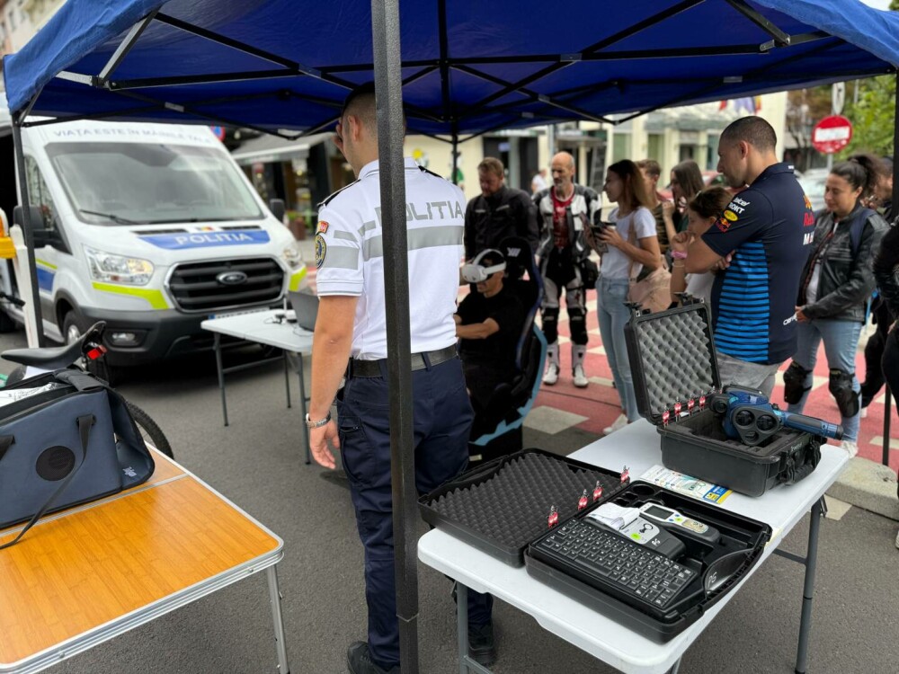 Motocicliști, șoferi și polițiști față în față la Bacău. Exercițiu comun pentru siguranța rutieră și respect în trafic - Imaginea 1
