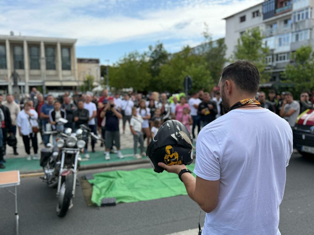 Motocicliști, șoferi și polițiști față în față la Bacău. Exercițiu comun pentru siguranța rutieră și respect în trafic - Imaginea 5