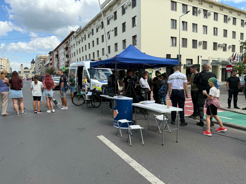 Motocicliști, șoferi și polițiști față în față la Bacău. Exercițiu comun pentru siguranța rutieră și respect în trafic - Imaginea 6