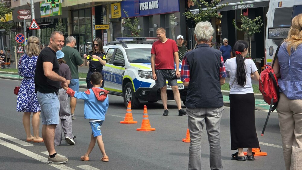 Motocicliști, șoferi și polițiști față în față la Bacău. Exercițiu comun pentru siguranța rutieră și respect în trafic - Imaginea 7