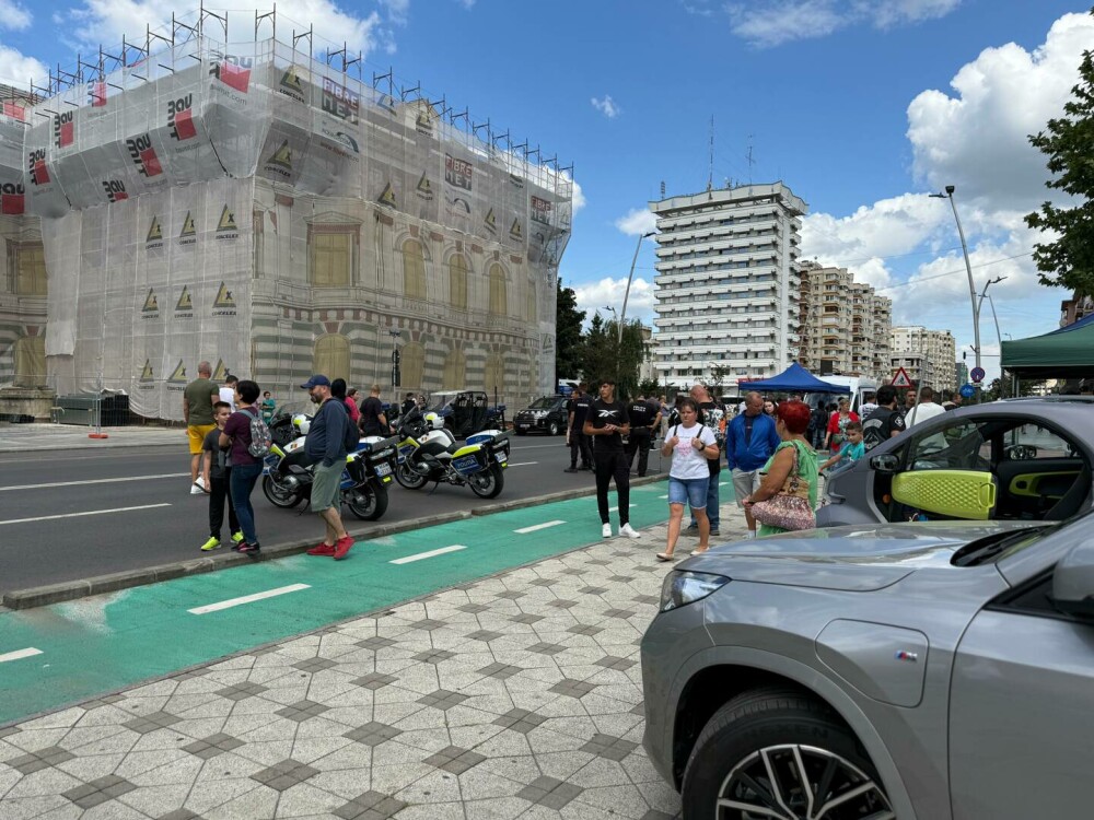 Motocicliști, șoferi și polițiști față în față la Bacău. Exercițiu comun pentru siguranța rutieră și respect în trafic - Imaginea 9