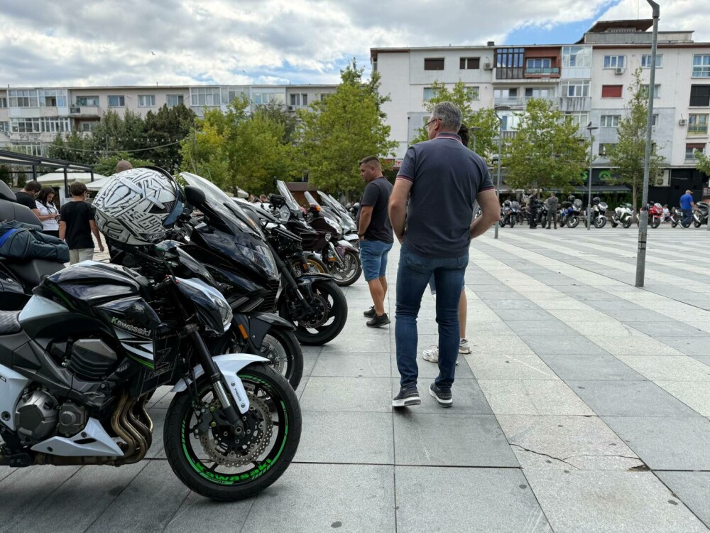 Motocicliști, șoferi și polițiști față în față la Bacău. Exercițiu comun pentru siguranța rutieră și respect în trafic - Imaginea 10