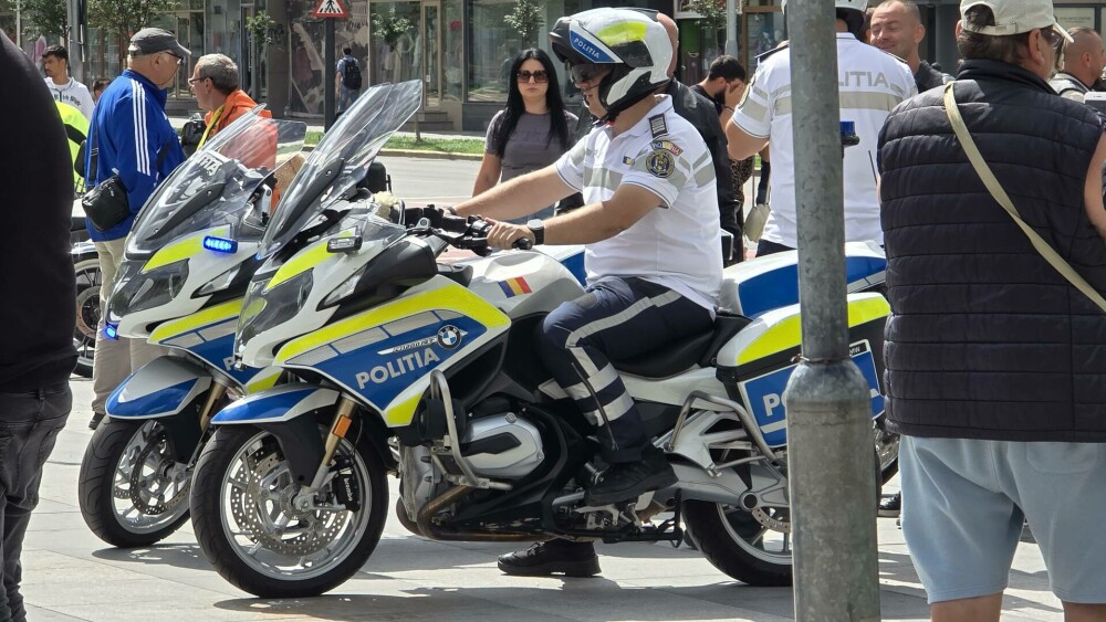 Motocicliști, șoferi și polițiști față în față la Bacău. Exercițiu comun pentru siguranța rutieră și respect în trafic - Imaginea 11