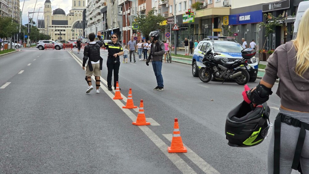 Motocicliști, șoferi și polițiști față în față la Bacău. Exercițiu comun pentru siguranța rutieră și respect în trafic - Imaginea 12