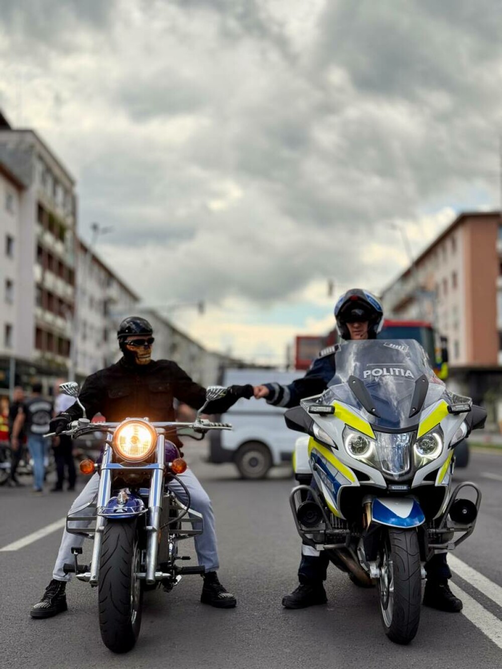Motocicliști, șoferi și polițiști față în față la Bacău. Exercițiu comun pentru siguranța rutieră și respect în trafic - Imaginea 13