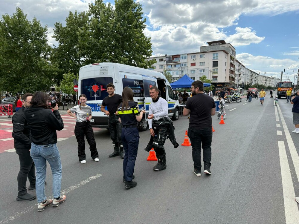 Motocicliști, șoferi și polițiști față în față la Bacău. Exercițiu comun pentru siguranța rutieră și respect în trafic - Imaginea 14