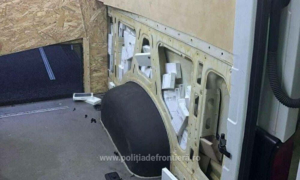 200 de telefoane mobile, găsite în pereții unui autobuz înmatriculat în Ucraina. Valorau de 14 ori mai mult decât vehiculul - Imaginea 1