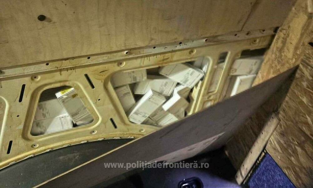 200 de telefoane mobile, găsite în pereții unui autobuz înmatriculat în Ucraina. Valorau de 14 ori mai mult decât vehiculul - Imaginea 2