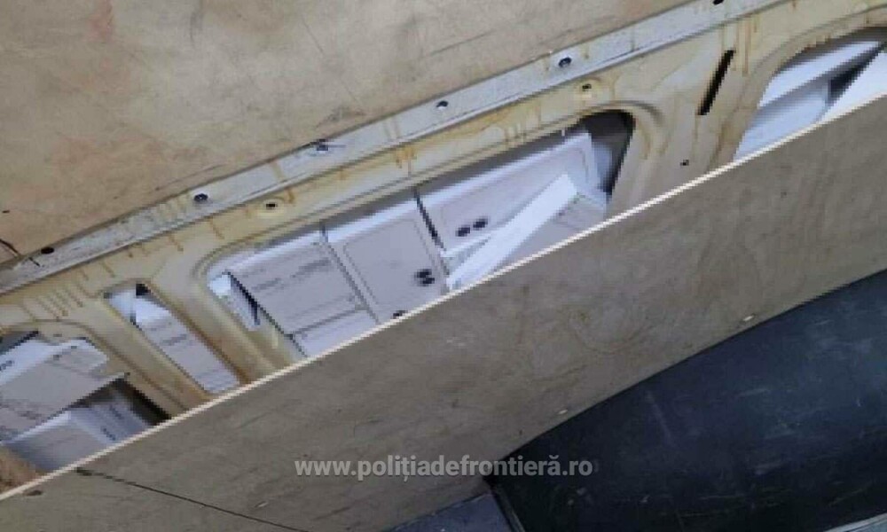 200 de telefoane mobile, găsite în pereții unui autobuz înmatriculat în Ucraina. Valorau de 14 ori mai mult decât vehiculul - Imaginea 3