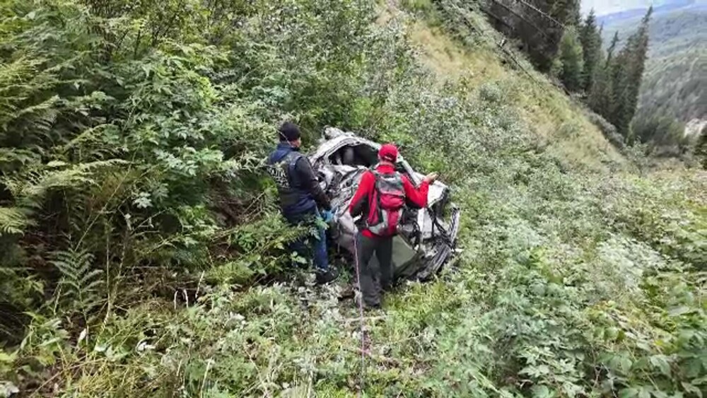 Supraviețuitorul accidentului din Munții Iezer a fost găsit în râpă după 10 ore de la tragedie. Ce le-a spus salvatorilor - Imaginea 7