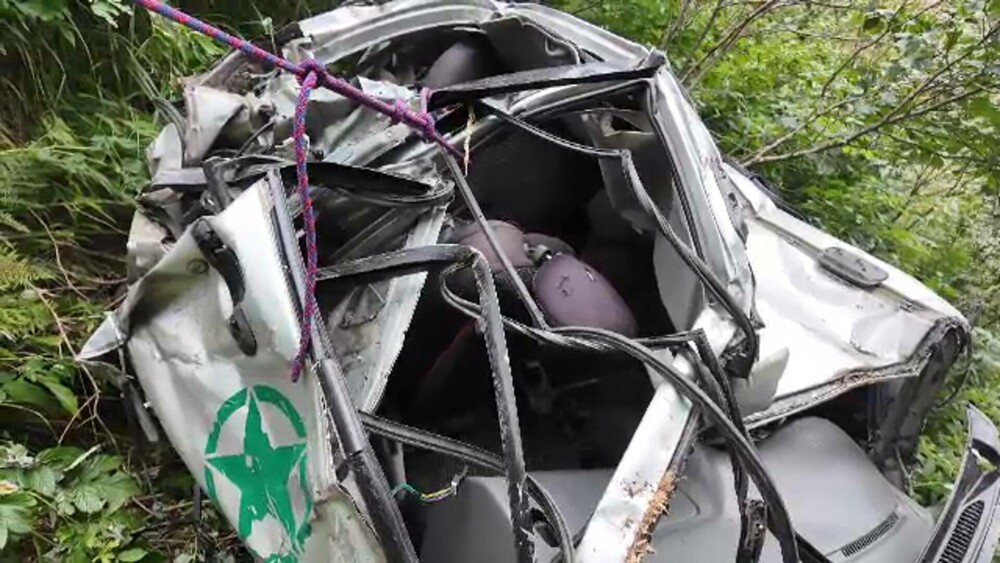 Supraviețuitorul accidentului din Munții Iezer a fost găsit în râpă după 10 ore de la tragedie. Ce le-a spus salvatorilor - Imaginea 8