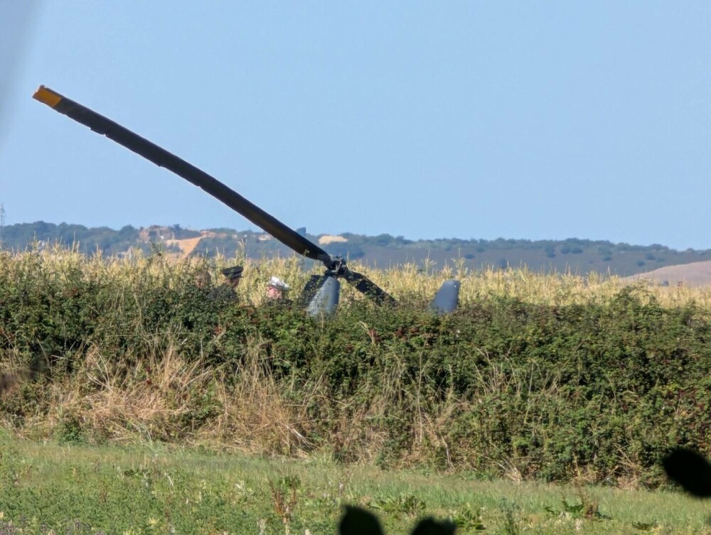 Trei pasageri au murit după ce un elicopter s-a prăbușit pe o insulă britanică, în timpul unei lecții de zbor - Imaginea 5