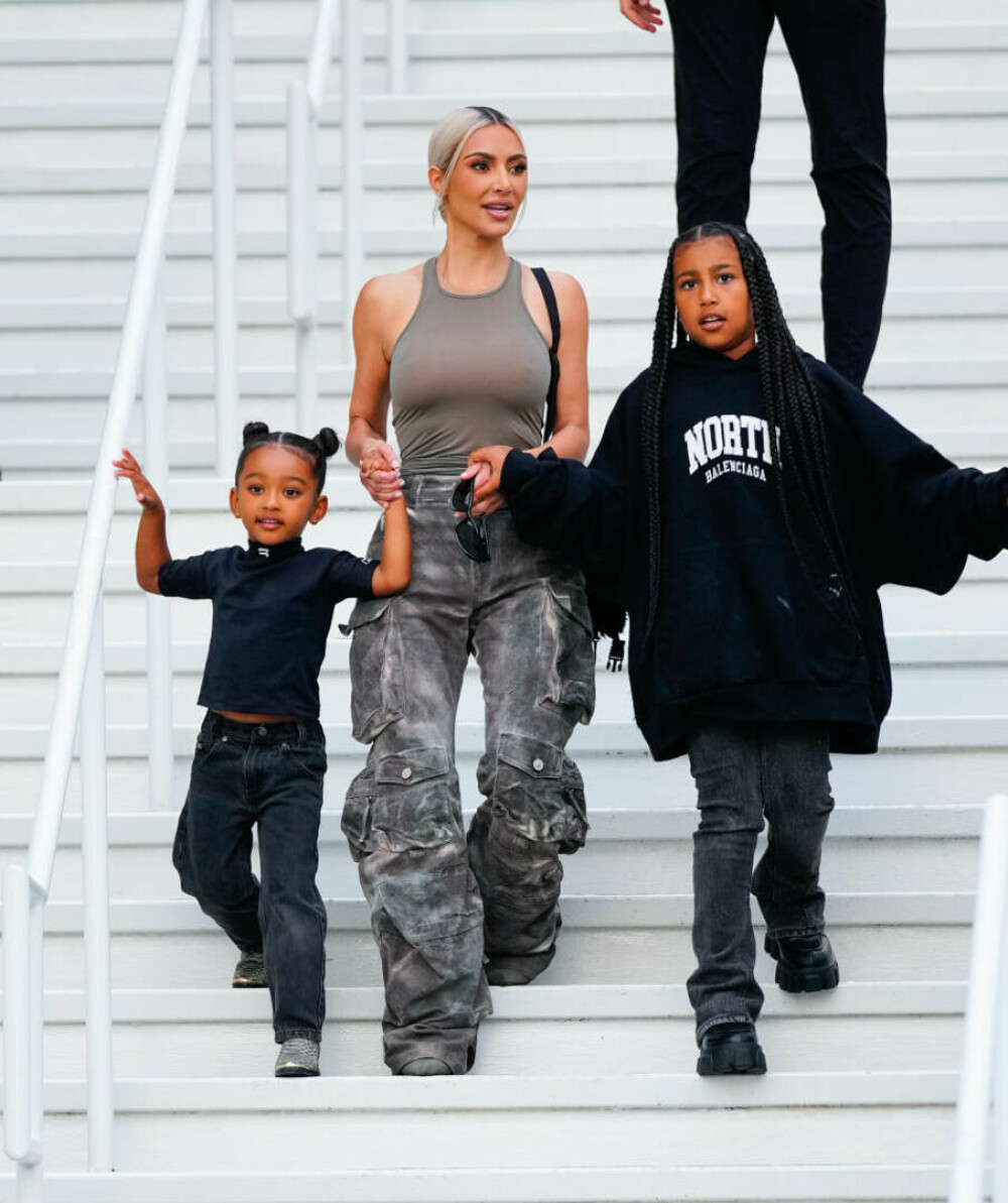 Kim Kardashian răspunde comentariilor legate de stilul vestimentar al lui North West - Imaginea 7
