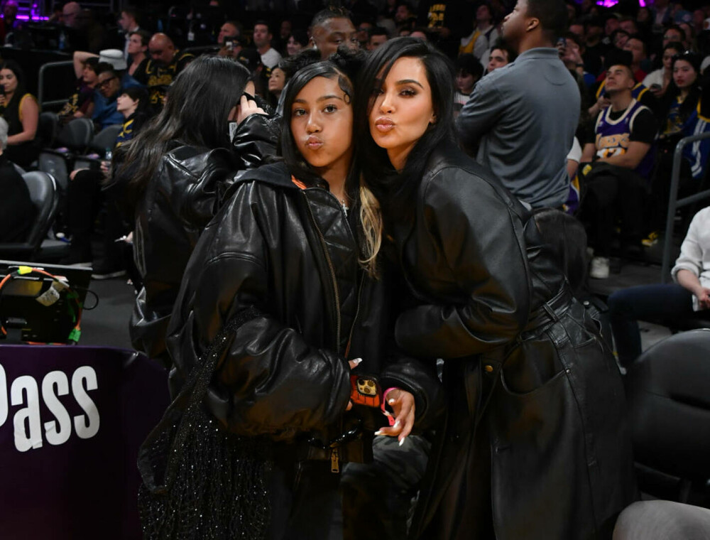 Kim Kardashian răspunde comentariilor legate de stilul vestimentar al lui North West - Imaginea 3