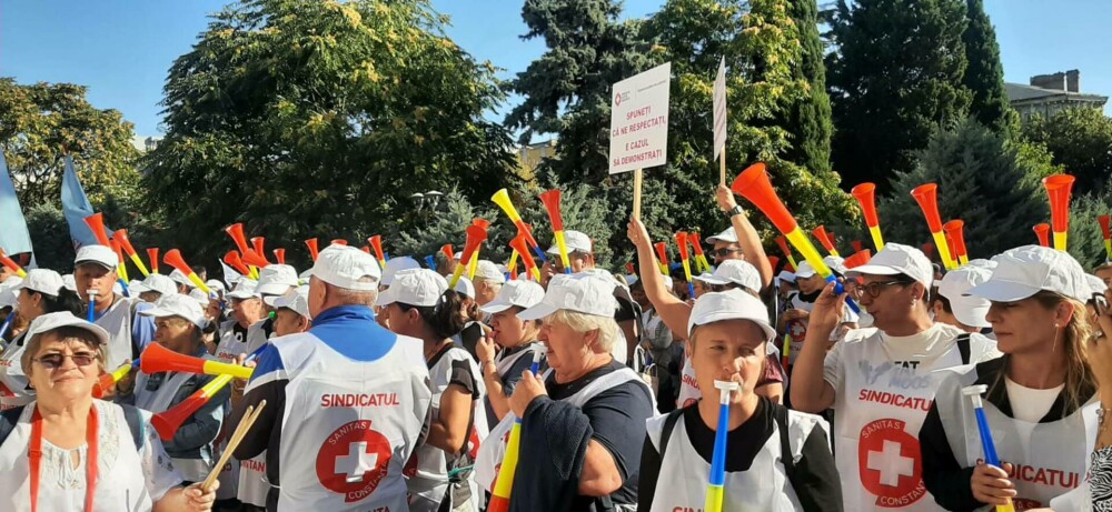 Sute de sindicaliști au protestat în faţa Prefecturii judeţului Constanţa: ”Ne-am săturat de promisiuni goale” - Imaginea 1