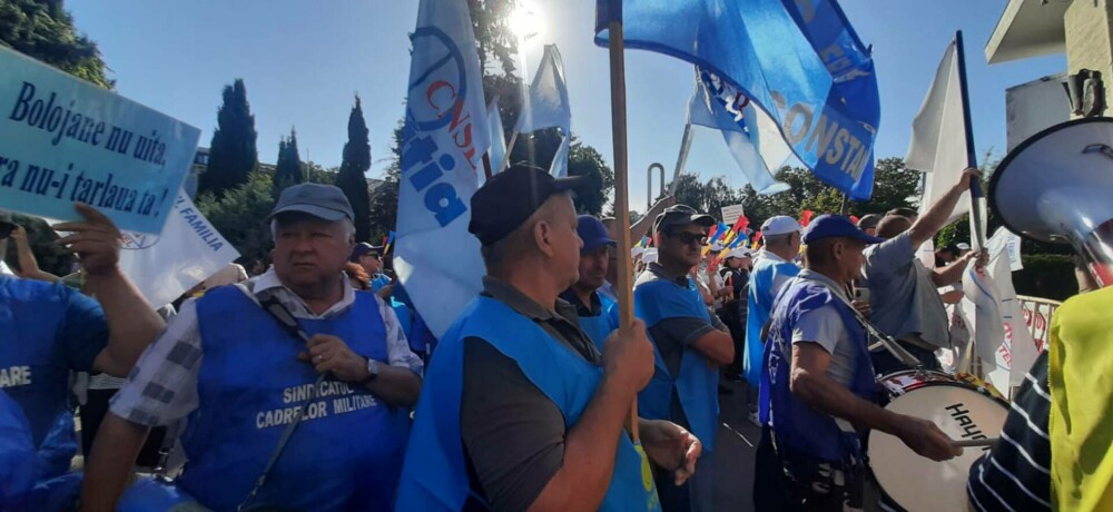 Sute de sindicaliști au protestat în faţa Prefecturii judeţului Constanţa: ”Ne-am săturat de promisiuni goale” - Imaginea 2
