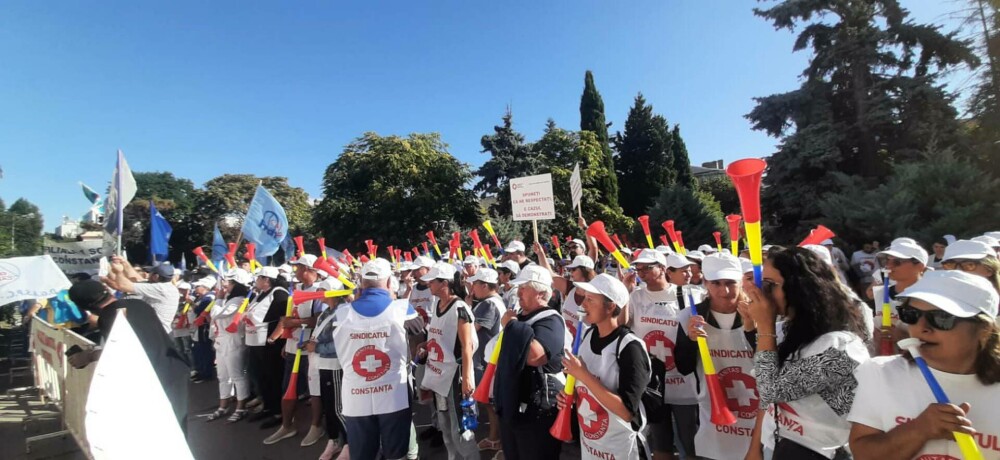 Sute de sindicaliști au protestat în faţa Prefecturii judeţului Constanţa: ”Ne-am săturat de promisiuni goale” - Imaginea 3