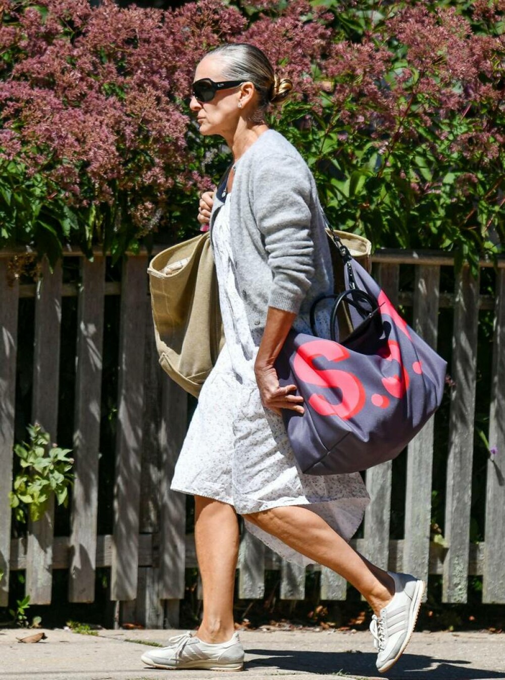 Sarah Jessica Parker, de nerecunoscut pe străzile din Hamptons. Actrița de 60 de ani și-a făcut o schimbare de look. FOTO - Imaginea 3