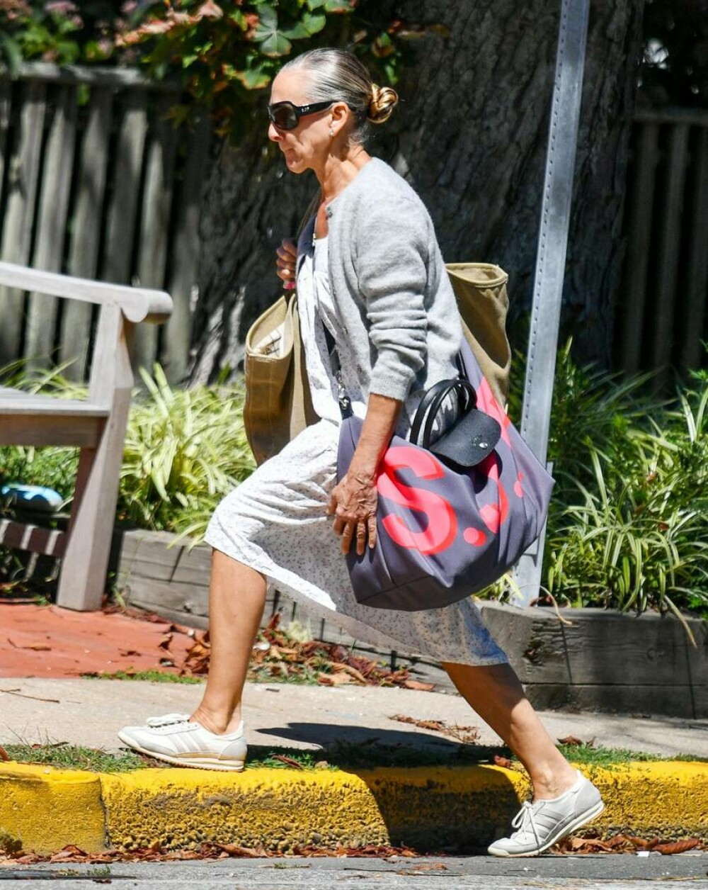 Sarah Jessica Parker, de nerecunoscut pe străzile din Hamptons. Actrița de 60 de ani și-a făcut o schimbare de look. FOTO - Imaginea 2