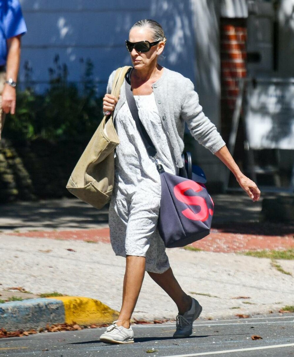 Sarah Jessica Parker, de nerecunoscut pe străzile din Hamptons. Actrița de 60 de ani și-a făcut o schimbare de look. FOTO - Imaginea 5