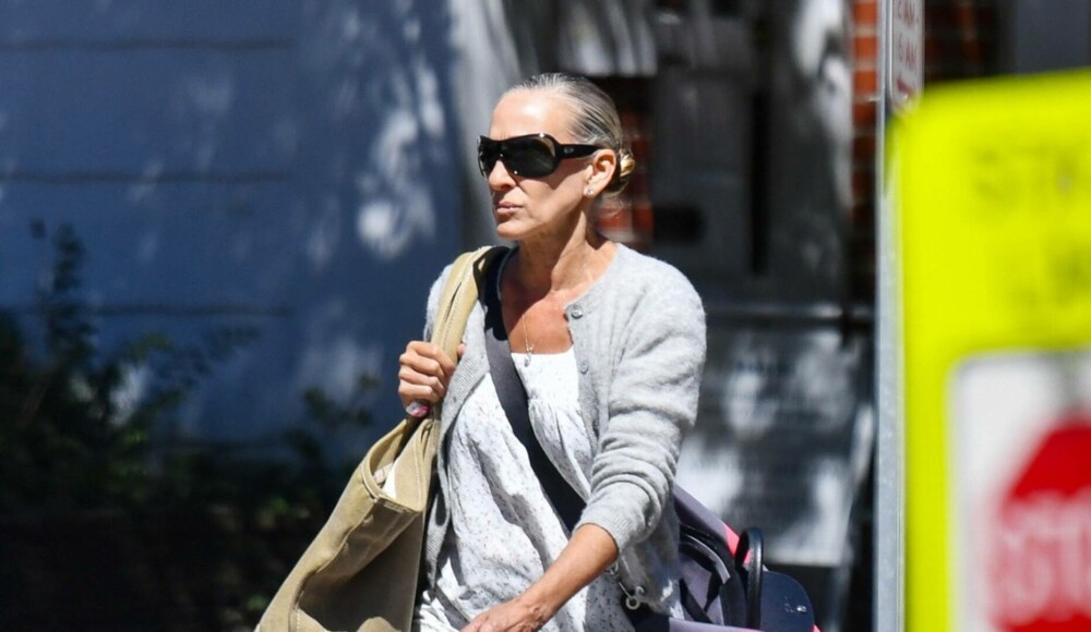 Sarah Jessica Parker, de nerecunoscut pe străzile din Hamptons. Actrița de 60 de ani și-a făcut o schimbare de look. FOTO - Imaginea 1