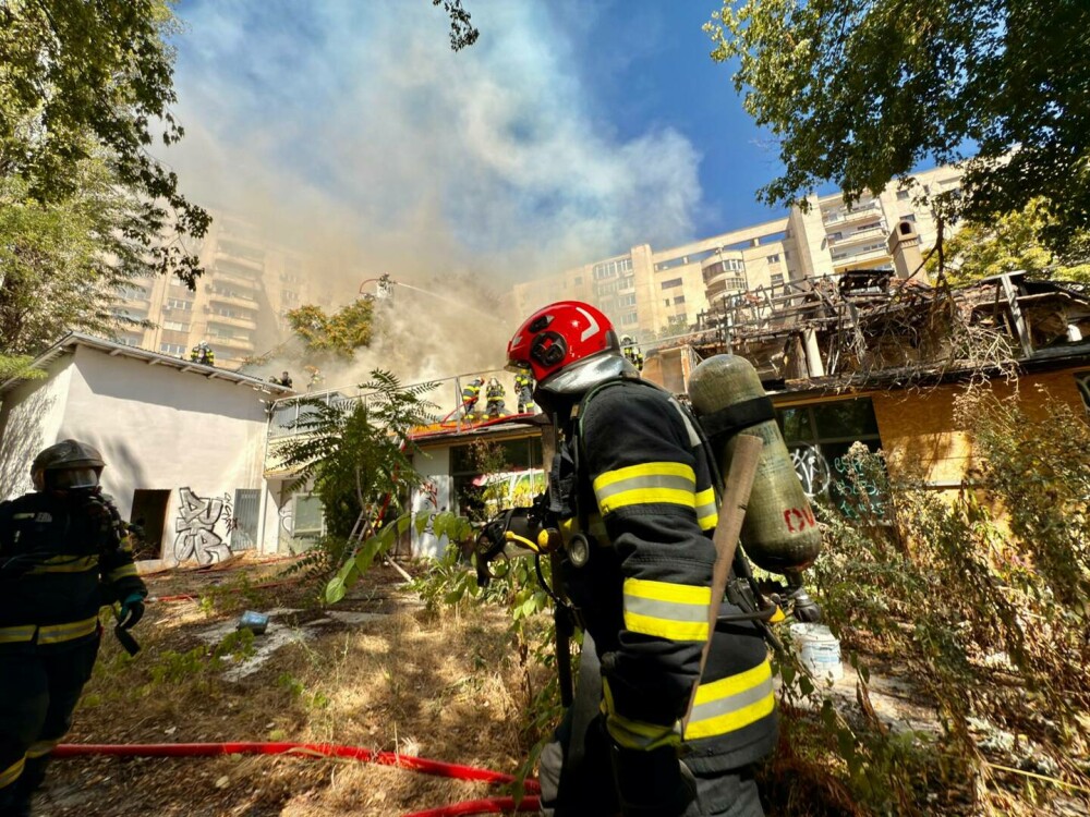Incendiu puternic în centrul Bucureștiului, la un fost restaurant. A fost emis mesaj RO-Alert. VIDEO - Imaginea 1