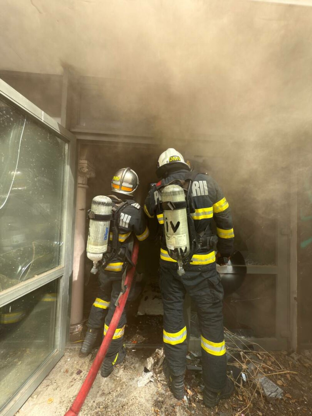 Incendiu puternic în centrul Bucureștiului, la un fost restaurant. A fost emis mesaj RO-Alert. VIDEO - Imaginea 4