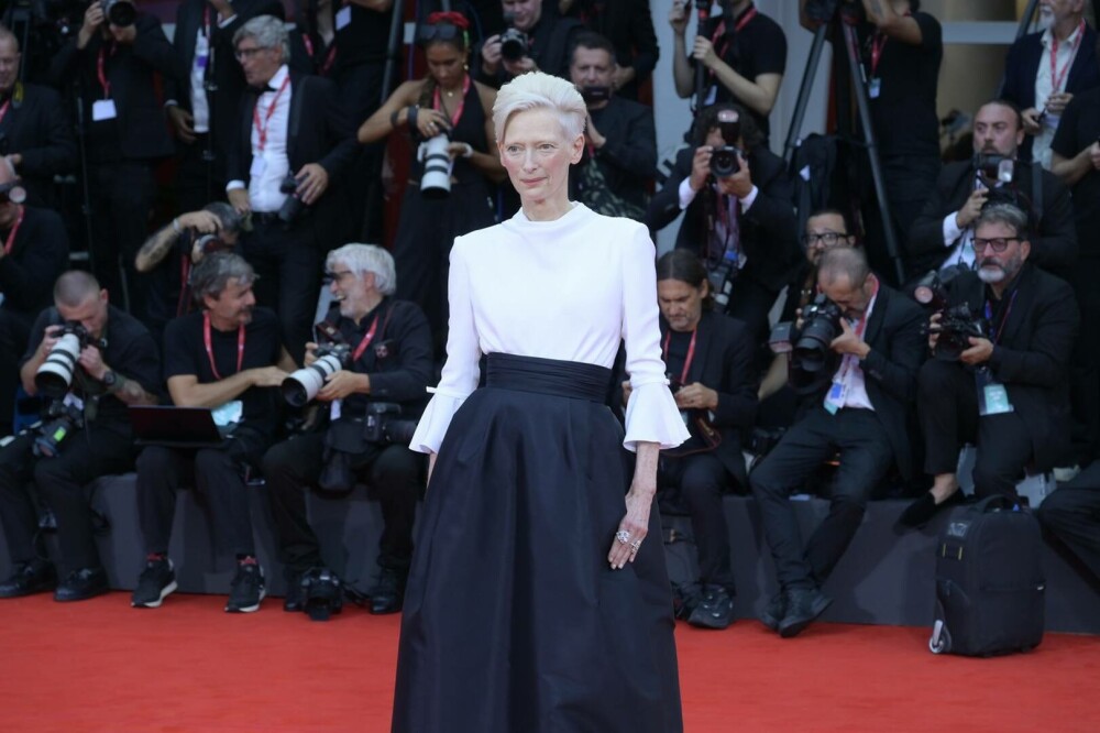 Cate Blanchett și Tilda Swinton au strălucit pe covorul roșu la Festivalul de film de la Veneția. Mungiu este în juriu - Imaginea 1