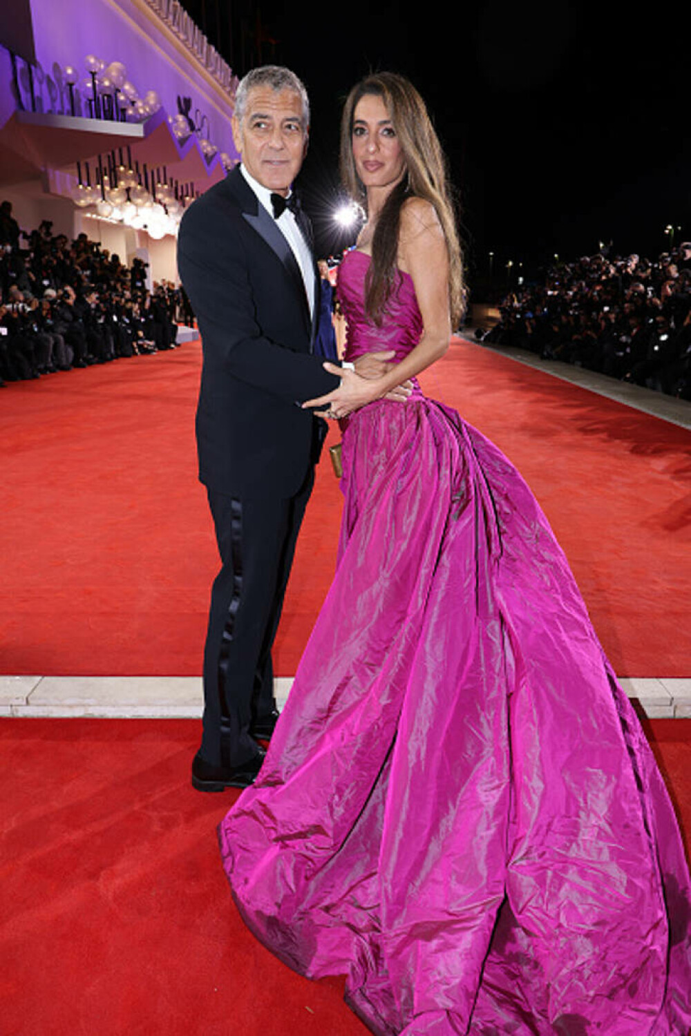 Amal și George Clooney au atras toate privirile la Veneția, la premiera filmului „Jay Kelly”. Cum au apărut pe covorul roșu - Imaginea 10