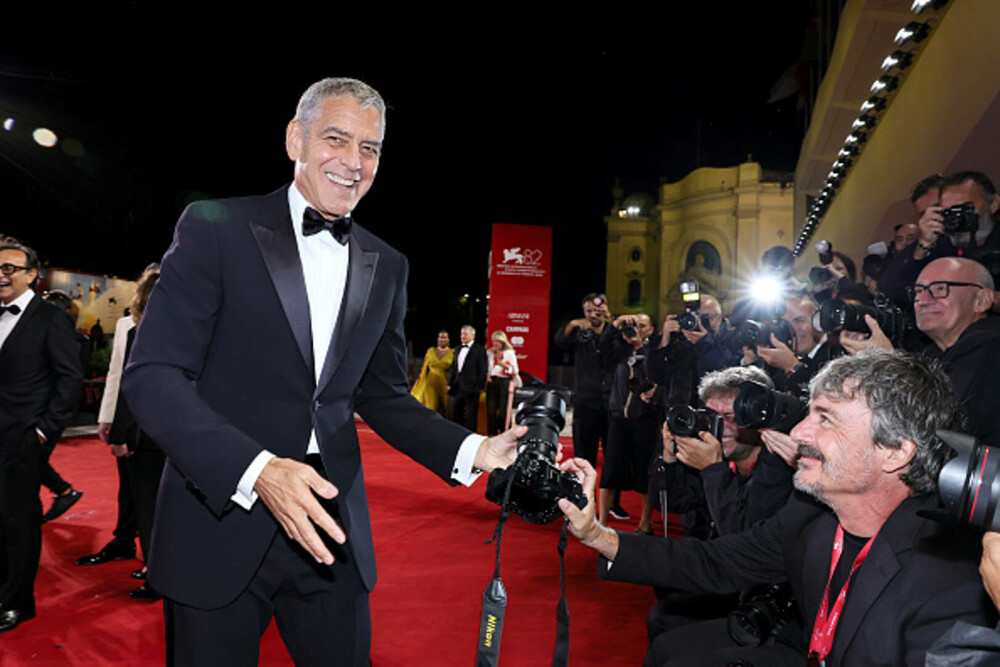 Amal și George Clooney au atras toate privirile la Veneția, la premiera filmului „Jay Kelly”. Cum au apărut pe covorul roșu - Imaginea 11