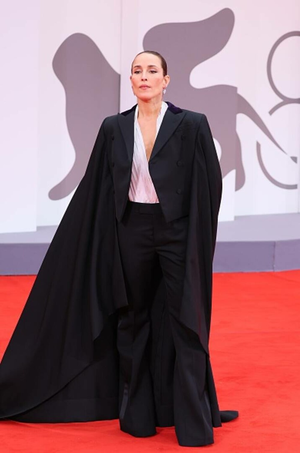 Cele mai bine îmbrăcate vedete de la Festivalul de Film de la Veneția. Ținutele cu care au strălucit pe covorul roșu. FOTO - Imaginea 6