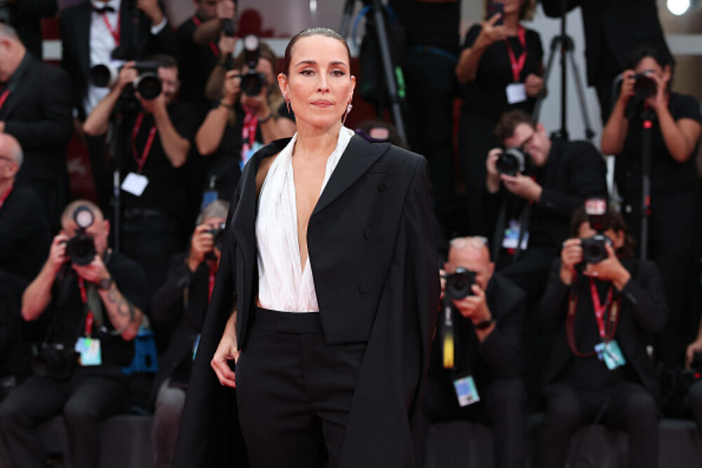 Cele mai bine îmbrăcate vedete de la Festivalul de Film de la Veneția. Ținutele cu care au strălucit pe covorul roșu. FOTO - Imaginea 12