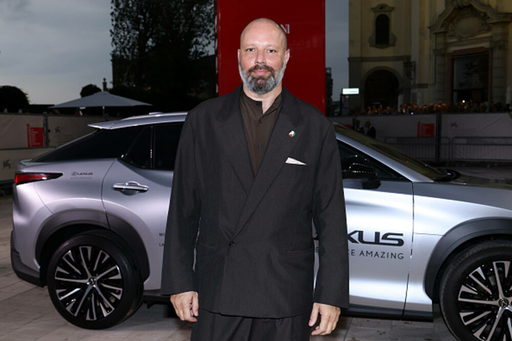 Cele mai bine îmbrăcate vedete de la Festivalul de Film de la Veneția. Ținutele cu care au strălucit pe covorul roșu. FOTO - Imaginea 21