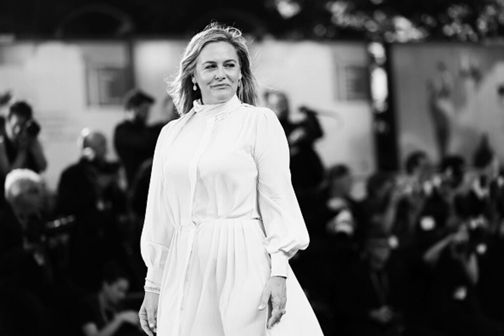 Cele mai bine îmbrăcate vedete de la Festivalul de Film de la Veneția. Ținutele cu care au strălucit pe covorul roșu. FOTO - Imaginea 25