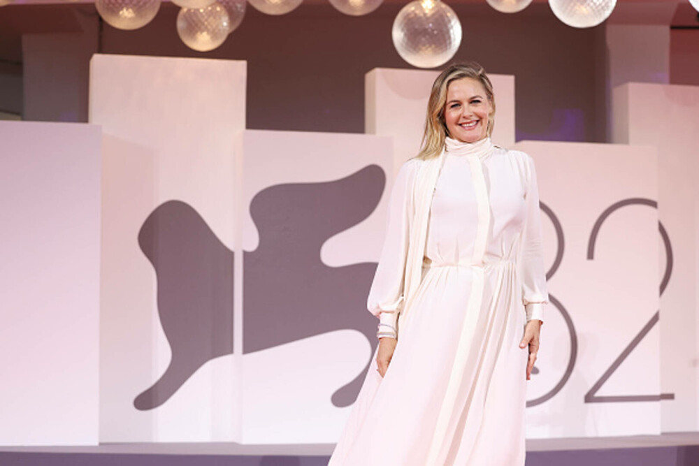 Cele mai bine îmbrăcate vedete de la Festivalul de Film de la Veneția. Ținutele cu care au strălucit pe covorul roșu. FOTO - Imaginea 26