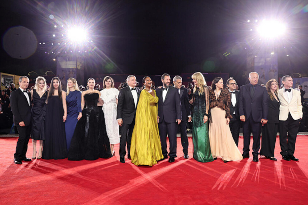 Cele mai bine îmbrăcate vedete de la Festivalul de Film de la Veneția. Ținutele cu care au strălucit pe covorul roșu. FOTO - Imaginea 31