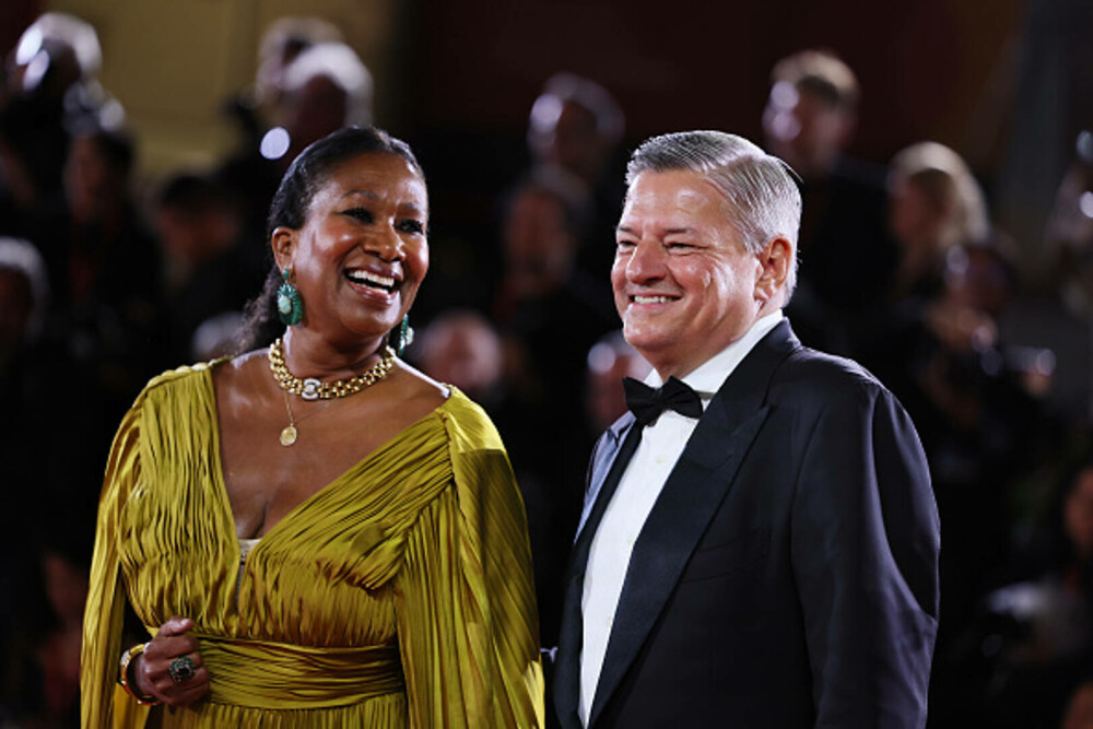 Cele mai bine îmbrăcate vedete de la Festivalul de Film de la Veneția. Ținutele cu care au strălucit pe covorul roșu. FOTO - Imaginea 32