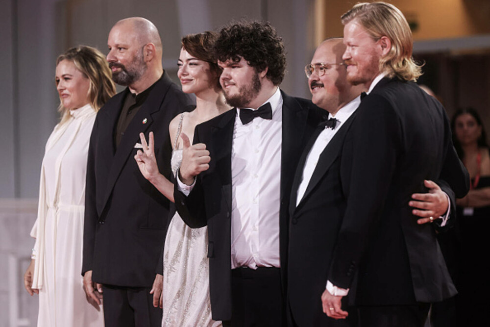 Cele mai bine îmbrăcate vedete de la Festivalul de Film de la Veneția. Ținutele cu care au strălucit pe covorul roșu. FOTO - Imaginea 33