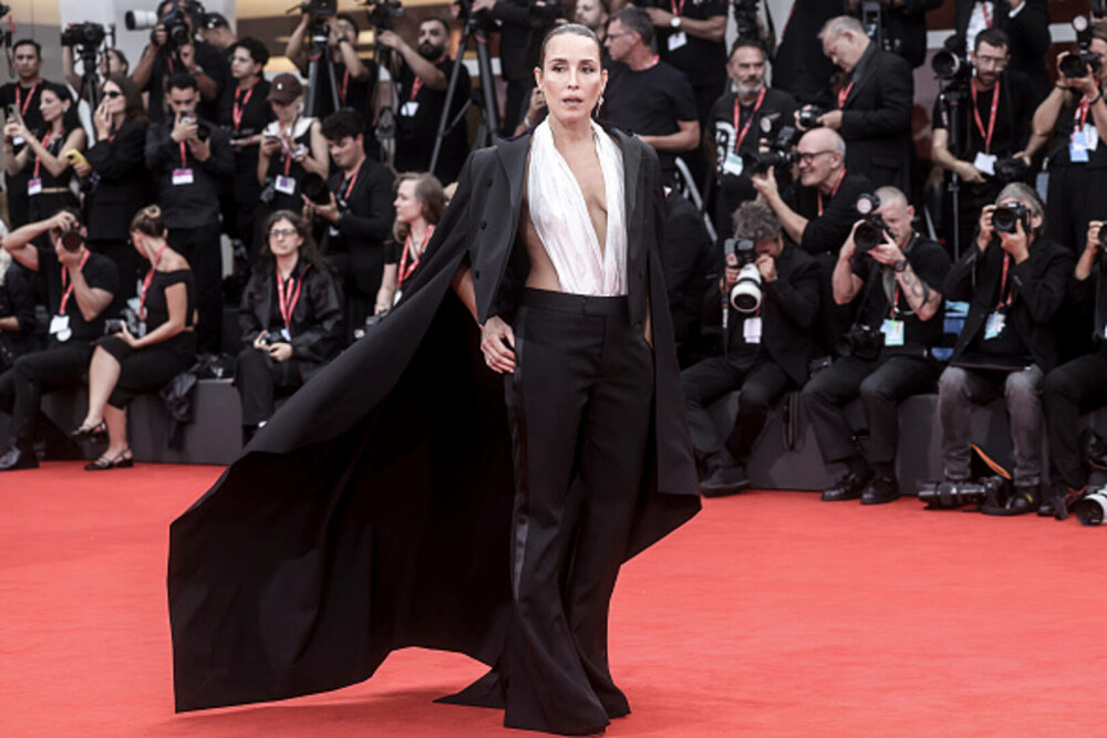 Cele mai bine îmbrăcate vedete de la Festivalul de Film de la Veneția. Ținutele cu care au strălucit pe covorul roșu. FOTO - Imaginea 34