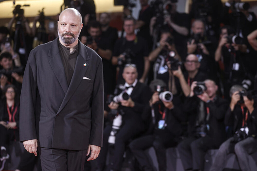 Cele mai bine îmbrăcate vedete de la Festivalul de Film de la Veneția. Ținutele cu care au strălucit pe covorul roșu. FOTO - Imaginea 36